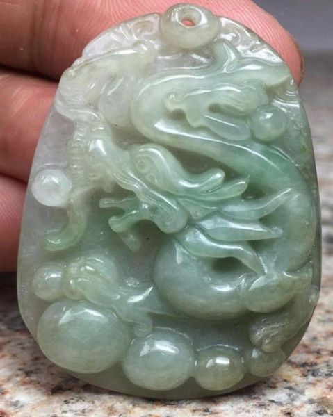 Certificado oleosamente verde natural jadeite dragão cuspido pingente de pingente a9576867