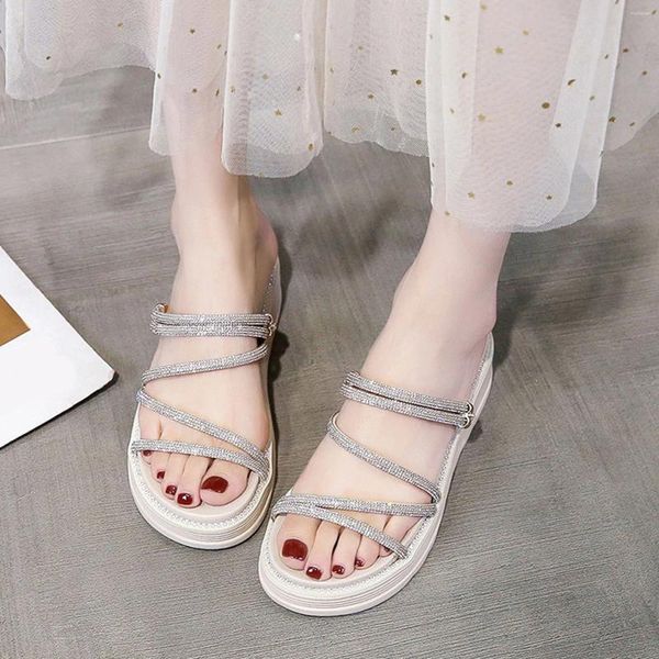 Hausschuhe elegante Frauen Strass Sandalen Mode Sommer einfacher Bling Non Slip Dicke Boden flach süße Herz -Plattform Schuhe