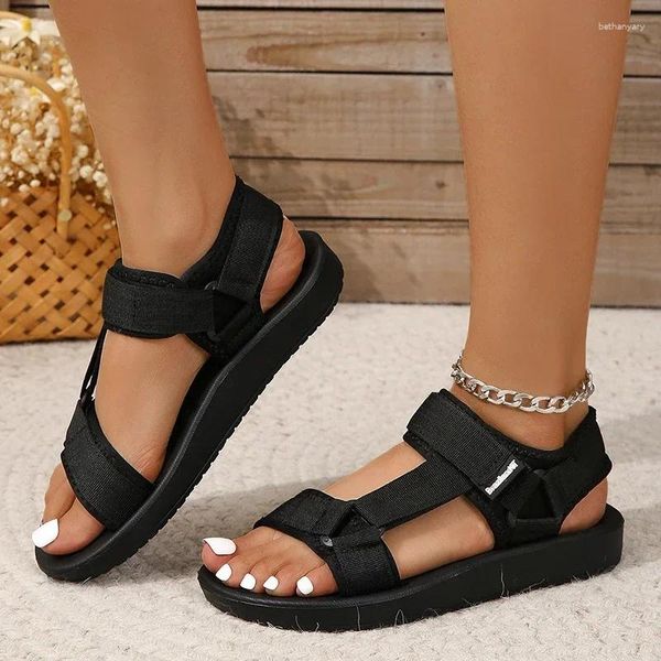 Sapatos casuais 2024 São de verão Sandálias romanas usam tendência de feminina plana confortável