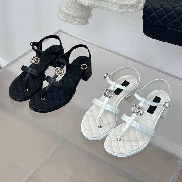 Neue Designer-Sandalen rutschen Schuhe für Frauen weiß und schwarzer Leder Strass 1-Line-Schnalle mit Schaffell-Metallschnalle Clip Zehen Clip Foot Flat Sandale Frauen