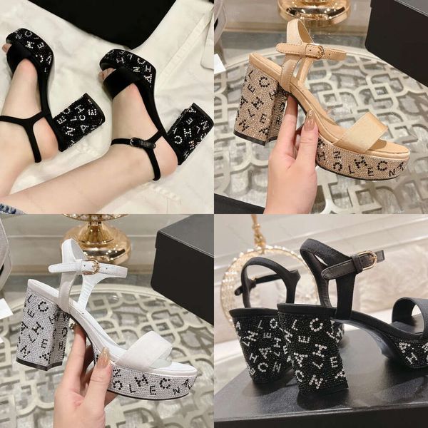 Sandália feminina Designers famosos sapatos de couro letra elegante verão verão 10 cm de altura tira de volta aberta no tornozelo tornozelo sandal de salto grossa com qualidade de qualidade