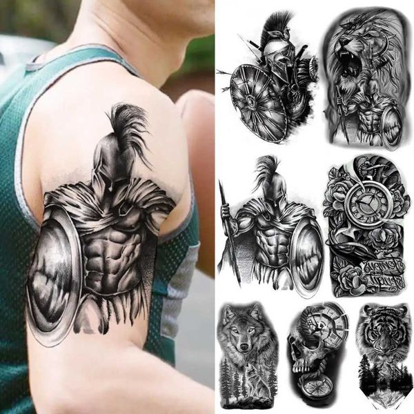 Trasferimento tatuaggio tatuaggi temporanei spartan neri per uomini ragazzi leone cavaliere wolf cranio bussola tigre falsa adesiva tatuaggio braccio taatoos impermeabile 240426