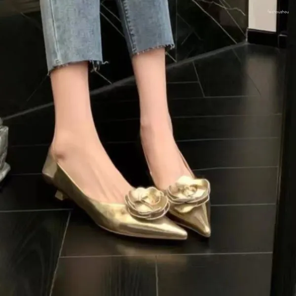 Повседневная обувь женщин высокие каблуки.
