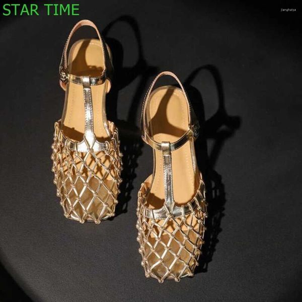 Повседневная обувь квадратная носка полой сетки Римские сандалии 2024 Лето мелкая пряжка густой каблуки золото/серебряная мода женщины