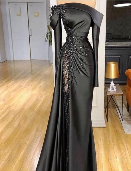 2021 Neue sexy schwarze Meerjungfrau Abendkleider abziehen Schulter lange Ärmel Kristall Perlen Satin Dubai Arabische formale Partykleid Pro4556823