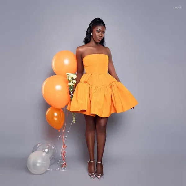 Lässige Kleider Mode orange trägerlos ein Linie kurzes Kleid für schwarze Frauen Einfache Satin -Geburtstagsfeier sexy Mini Länge Kleider