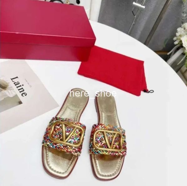Luxusdesigner Sandals Womens Classic Modes brandneu 2024 Damen gegen Signature Getreide Lederelement Pantoffeln