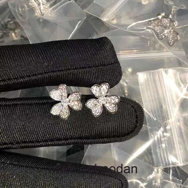 Vancclfe Designer Luxus Schmuckohrring S925 Silbernadelklee Ohrringe Weißgold koreanische Frauen Einfache Temperamentohrringe voller Diamantblume