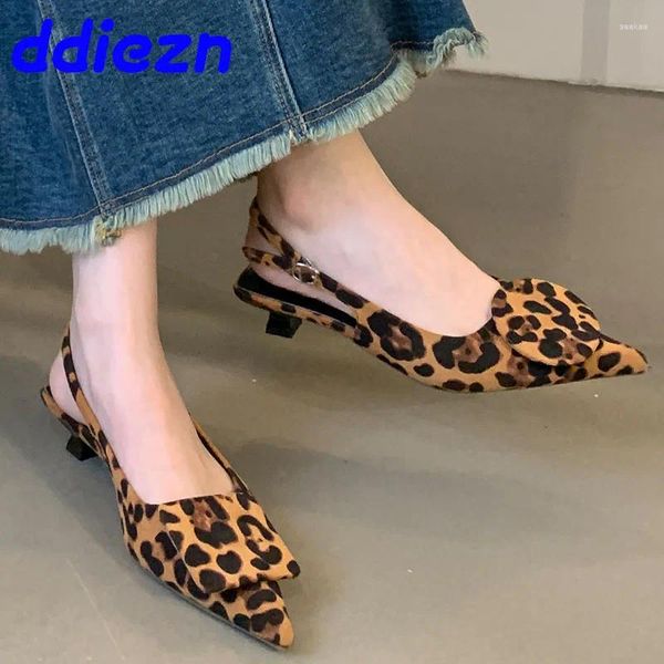 Sapatos casuais calçados estampos de leopardo mulheres BOLHAS BOLHAS BOMBAS FEMAN ALIGADAS MAIS MAIS MAIS RESPONLHADAS SANDALS SANDALS EM 2024