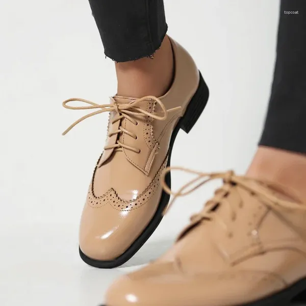 Повседневная обувь Оксфордс для женщин пересекает шнурку с кружева