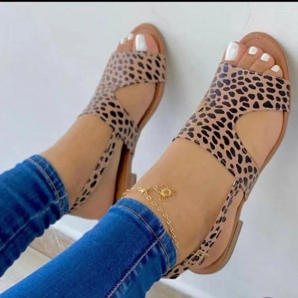 Повседневная обувь 2024 Женщины летняя квартира для пряжки сандалии Fashion Leopard Print Open Toe Sandals