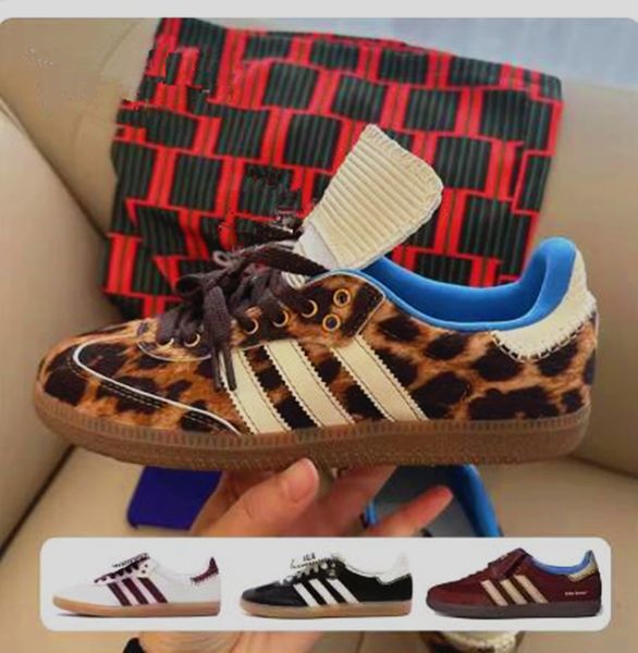 Sambas Wales Bonner Leopard Pony Originals Designer Casual Scarpe Pharrell Humanrace Vegan White Fox Black Gum RED REDE REDE REDE Sneaker