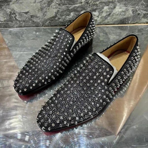 Sapatos casuais estilo Men Bling Men Spiked Modans Moda Menção Rivet Vestido de Luxo Man Slip On Party and Wedding