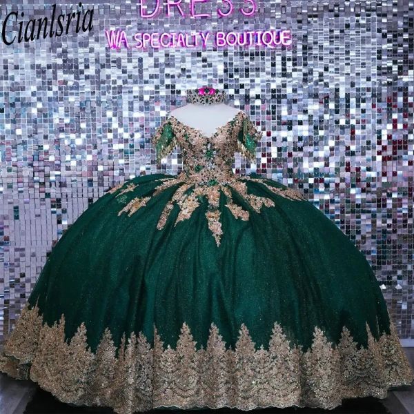 Esmeralda Verde fora do ombro Torno de cristal Tassel vestido de bola Quinceanera Apliques de ouro Lace Bow vestidos de 15 Anos