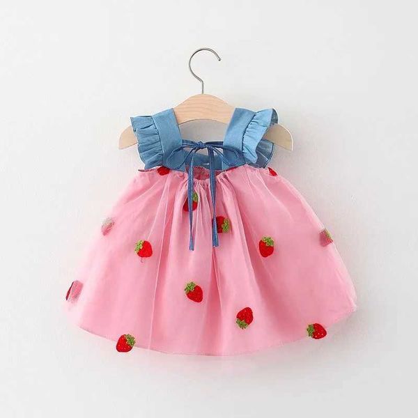 Vestidos de menina vestido de verão menina menina menina pequena manga voadora tampo jeans com retalhos de retalhos strberry bordado malha suspensa vestido de princesa