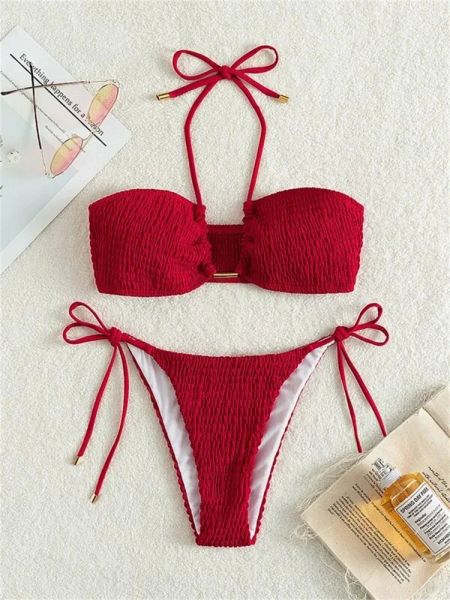 Set Sexy Triangle Bikini 2024 Женщины красные черные ребристые ребрышки с толчком Micro Swimsuit Вырезанный металлический дизайнер купания купальника купальники