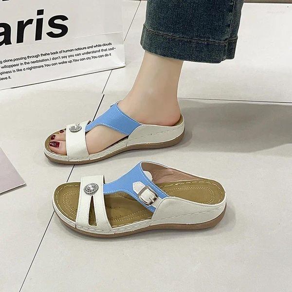 Sıradan Ayakkabı 2024 Satıyor Kadın Yazları PU PU Parlak Elmas Dekoratif Moda Açık Ayak Tip Sandalet Düz Alt Terlik