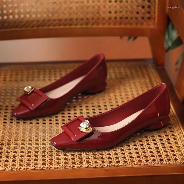 Sapatos casuais 2024 Salto plano de temperamento de couro genuíno para mulheres com solas Design exclusivo Cabeça quadrada versátil