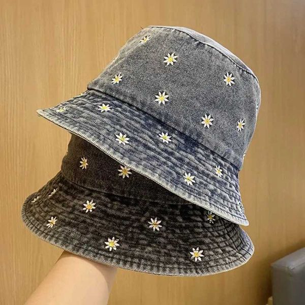 Шляпа шляпы широких краев ведро шляпы весенняя джинсовая джинсовая мультфильма цветочные вышитые шляпа шляпа рыбаклянская шляпа на открытом воздухе Sun Hat and Girl Q240427