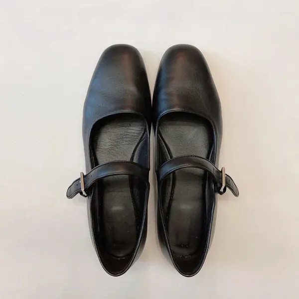 Sapatos casuais solados macios e couro de sapato único 2024 mola retro de mola de pé de uma linha de fivela rasa cortada