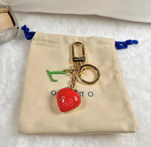 Muito fofo Red Strawberry Keychains Designer Gold Chain Chain Flash Diamond Lovers Car Key Rings Charm Jewelry for Modane