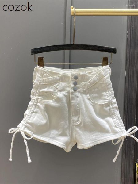 Jeans femininos cruzam a cintura alta que contrata shorts jeans feminino de verão