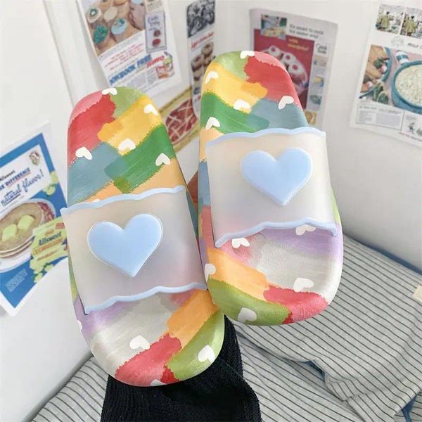 Hausschuhe Frauen Sommer Sandalen süße Herz Mädchen Mode Regenbogenrutsche Paar Outdoor Weiches Nicht -Slip -Badezimmer 2024