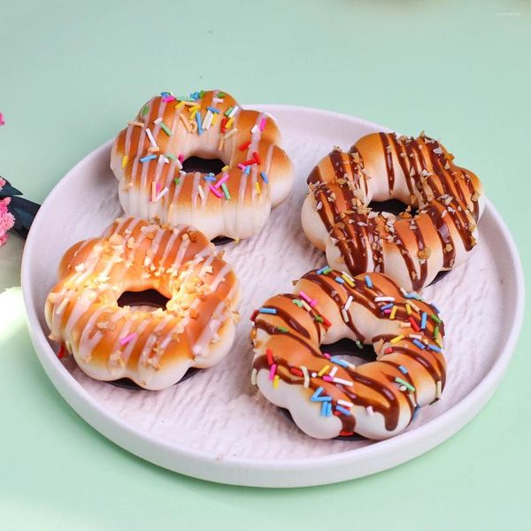Fiori decorativi 1pc Simulazione del modello Donut Food DECORAZIONI DELLA DEGENZIONI DEL PRESO ARTICIFICA PANTO DEGENSI