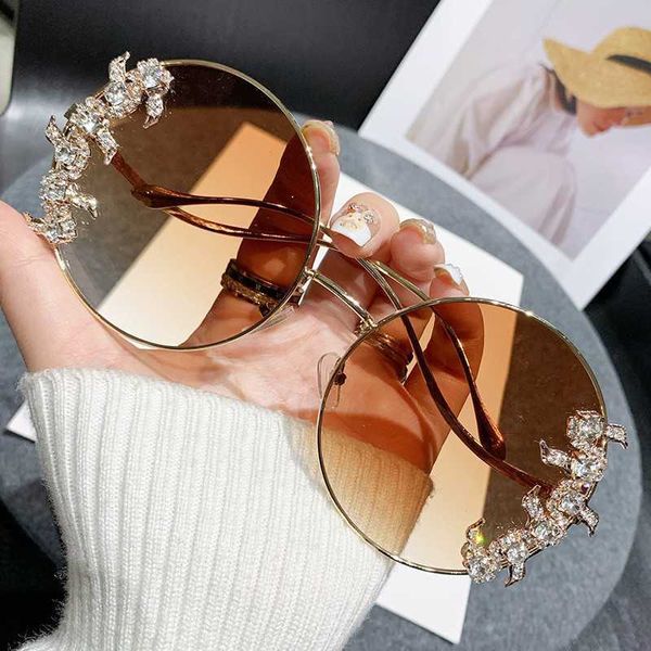 Glasses de sol de grife novas bordas cortadas sem moldura com óculos de sol incrustados de diamante Moda Circular Rhinestone Glasses Design de ondas e óculos de perna espelho