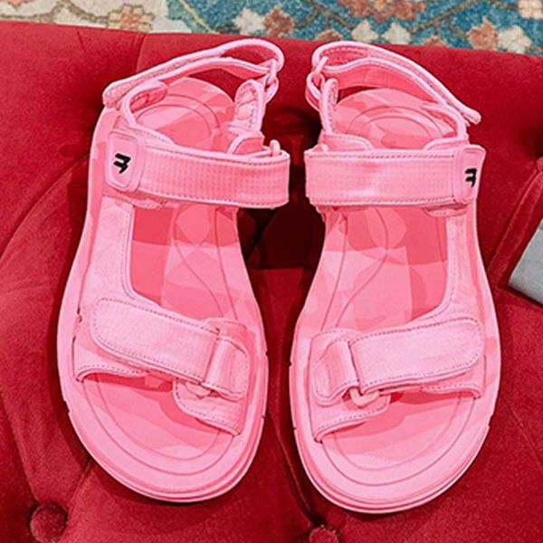 Designer de marca Sandals Buckle Sandals Sandálias femininas Couro superior T-TIE SOL