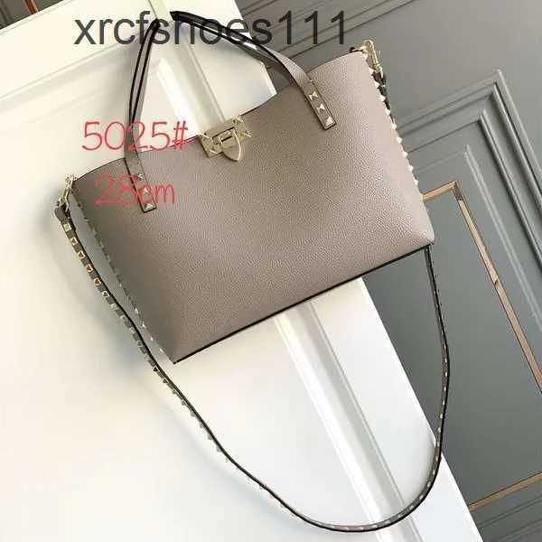 Um 2024 Rivet Stud bolsa Capacidade de bolsa Vallentiiinotinos Bolsa Lock Buckle Tote Mulheres novas modernas versáteis ombros grandes ombros carregando noite Puwa