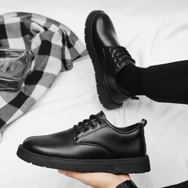 Sıradan ayakkabılar 2024 erkek lüks tasarımcı düşük üst rahat deri ayak bileği botları düz iş İngiliz tarzı için
