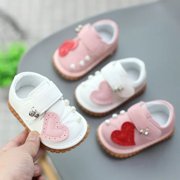 Botlar Sevimli Kızlar Squeaky Ayakkabı Bebekler İçin Güzel Tasarım Türü Mocassins ile Çan Çocukluk Çocukluk Çocuk Kız Yürüyüş Ayakkabıları Çocuklar F05264