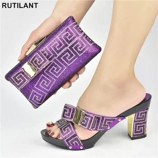 Scarpe da abbigliamento abbinamento e set di sacchetti decorati con donne in pietra set italiani africani viola in Italia