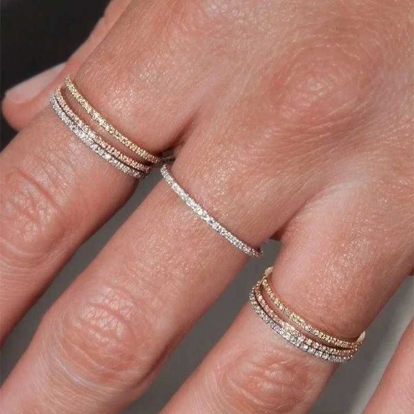 Gli anelli di banda piccoli delicati anelli zirconi micro pavimenti sono progettati per la datazione quotidiana di cristallo alla moda e alla moda.Le donne possono impilare il RINQ240427