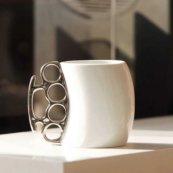 Canecas Creative Knuckle Brass Coffee Cups 400ml Incomum engraçado de porcelana de porcelana de leite de leite Copo Curvo Cool Presentes Personalizados Para Amigo J240428