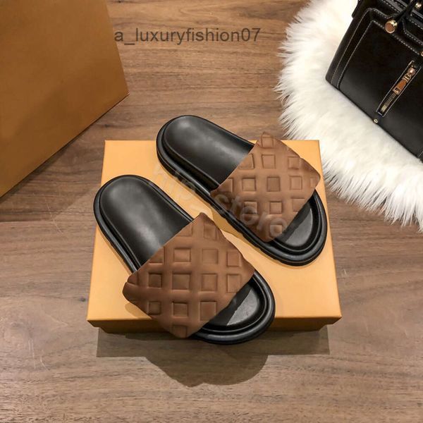 lv louis vuitton Вы Luxury Womens Slipper Designer Piscina Pillowlow Comfort Flat Sandalo Rosa Triplo Black Mens Slipisti Slifori Muli in rilievo Muli in rilievo Muli