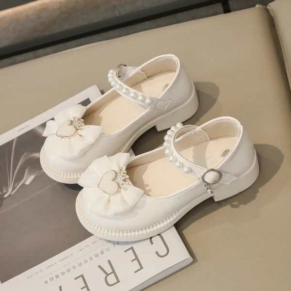 Bambini dolci scarpe principessa eleganti love corona bowknot kids cuoio scarpe moda chic girls scroeple perle perle mary janes 240416