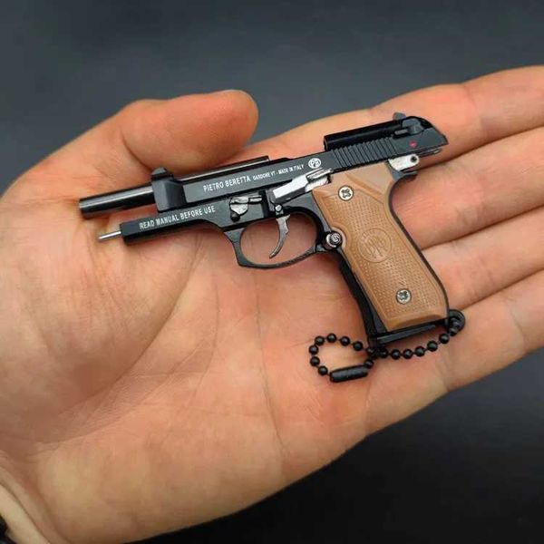 Giocattoli pistola calda gioco popolare Eat pollo 1 3 92f tinaligne metallica a sospensione pistola pistola in lega staccabile giocattolo a ciondolo per bambini ragazzi regalo t240428