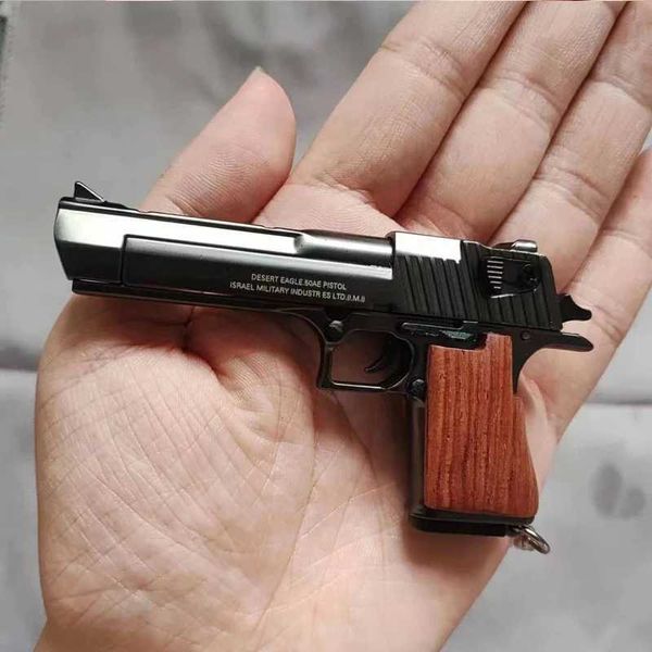 Gun oyuncakları 1 3 Alaşım Çöl Kartal Keychain Mini Tabancalı Model Ahşap Tutma Altın Kaplama Tabanca Kolye Mini Tabancası Yetişkin Çocuk Hediyesi T240428