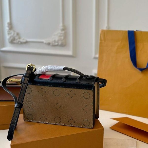 24SS Mulheres designer de luxo New Square Presbyopia School School Schan Handbag Bolsa Bolsa de Crossbody Banco Prático para Carregar 20cm TVWI