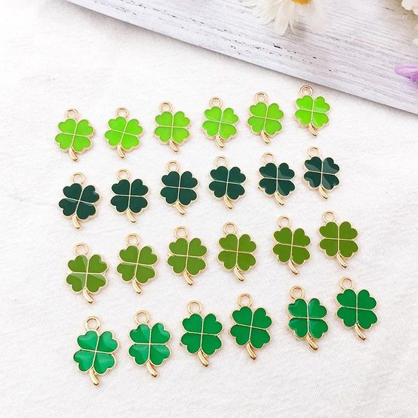 Ciondoli 20pcs Green Green Lucky Enamel Floro Flower Charm a quattro foglie per gioielli Accessori bracciale fatti a mano fai-da-te fai da te