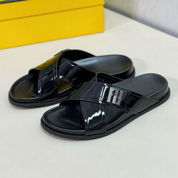 Schwarze Lederrutschen Designer Sandalen Männer Sluxury Kalbsleder Flip Flop Outdoor Mode Sandalen Anti -Schlupf -Verschleiß resistent hochwertiger Metallschnallen Dekoration