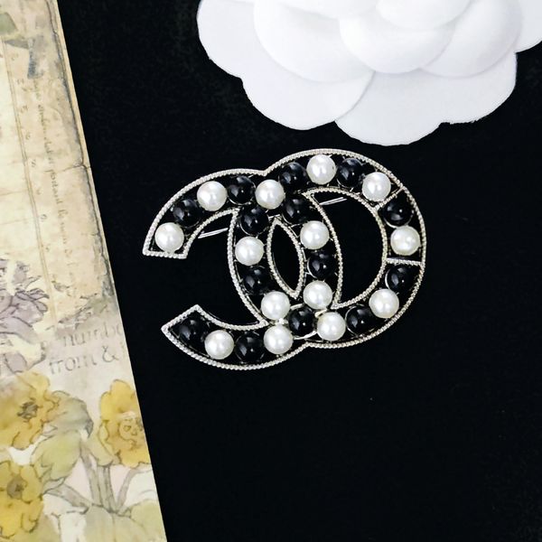 Spilla di moda Designer Hollow Brand Mens Womens Black White Pearl Bilanci di gioielli Accessori adorano i regali ES