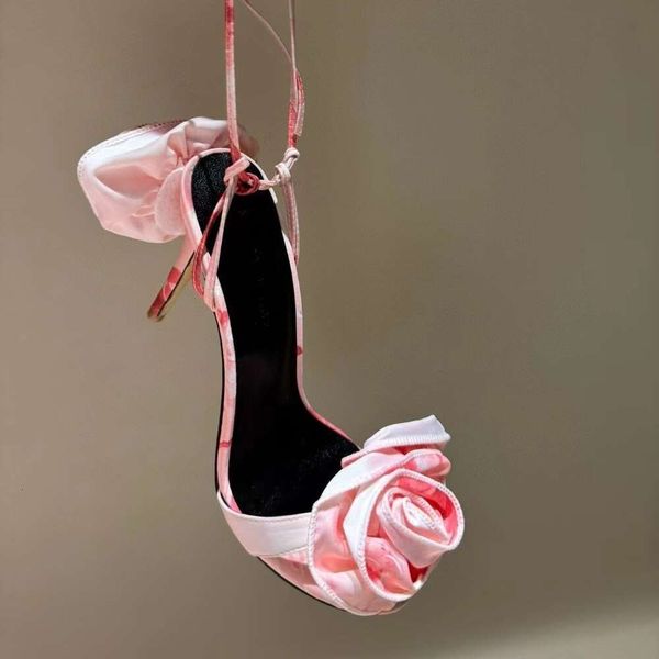 Ding feng, çapraz kayışlarla iki çift ince topuklu giyiyor, çiçek ipek şerit, yüksek topuk sandalet, yürüyüş şovu, kadınlar için düğün ayakkabıları