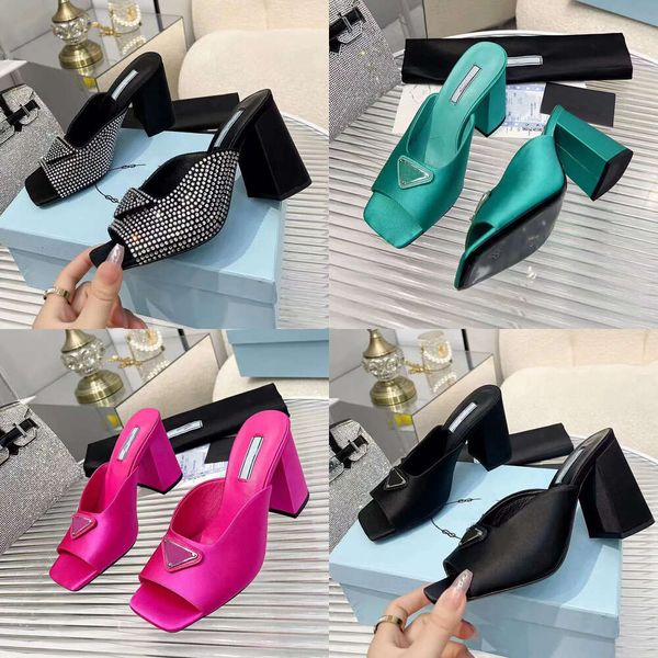 Hausschuhe schwarze dicke Heels Modedesigner Sandalen Rasshaut Dreieck Knöpfe Frauen Casual Shoes Classic Flip Flop High Heeled Beach Schuh Originalqualität