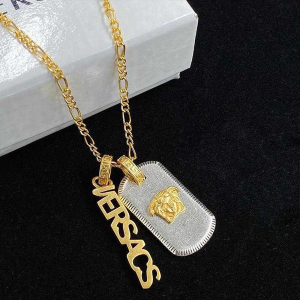 Family Family Head Luce Luxury High Sense Medusa Letter Necklace Female Simple Ins Network Chain Clavicle Vendita a caldo