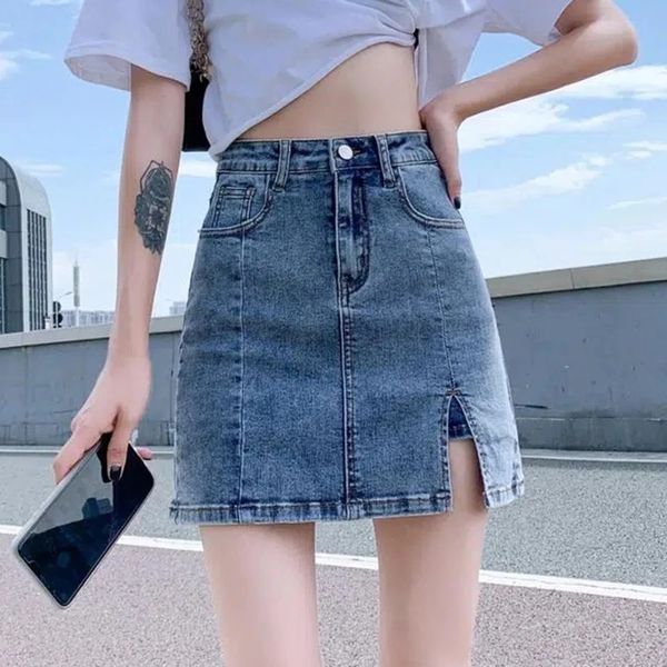 Salia curta de jeans de cintura alta coreana Mulheres de verão Sexy Bag Saias de quadril Mulher A-line calça com fenda 240424