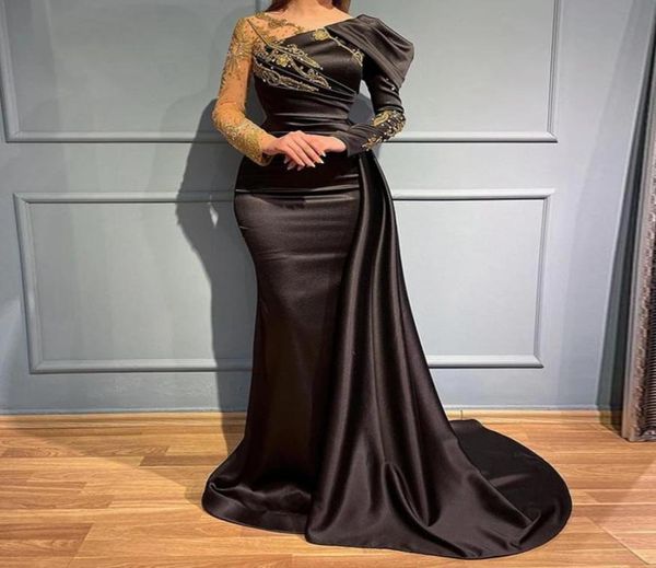 Abiti da sera in raso nero vintage con ricami dorati Appliques papille di paillettes luccicanti Dubai Prom Abiti di sirena pieghe per siruffi Long Ve7106729