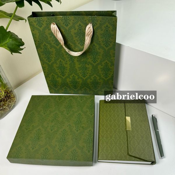 Designer Gift Set Lettera classica Notebook verde stampata+Penna+Retampe Box Box Giornata degli insegnanti, regalo di San Valentino con borsa da imballaggio